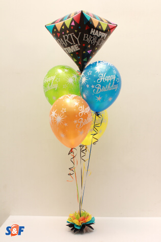 Balloons Bouquete Happy Birthday, arreglo de globos de látex y microfoil con efecto de flotación y tuft como base.