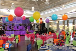 Decoración de 15 Años con globos gigantes en el techeo, menaje en colores neón y miniteca con pantallas LED