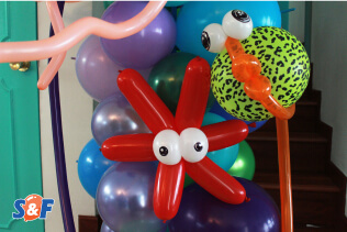 Figuras, en forma de pez y estrella de mar, elaboradas en globos redondo y no redondos, componiendo una columna orgánica