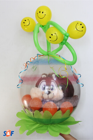 Stuffing Balloon, el arte de empagar tu regalo dentro de un globo, en este caso una ardilla de peluche con un remate en globos tubulares y de carita feliz