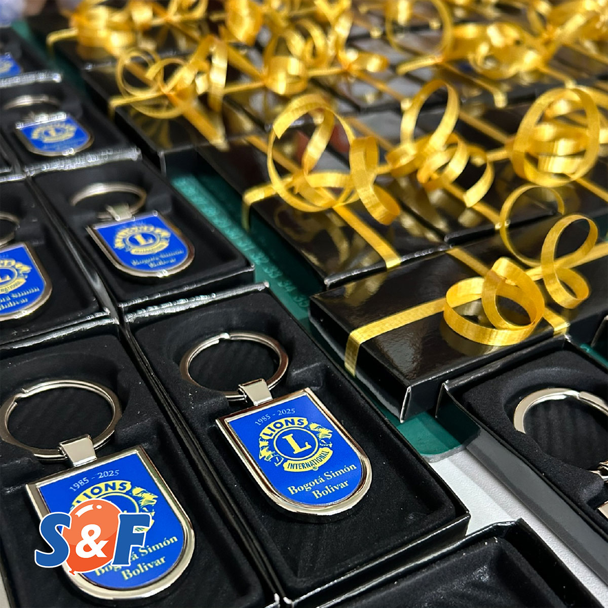 Llavero metálico brillante personalizado con diseño de logo enviado por el cliente