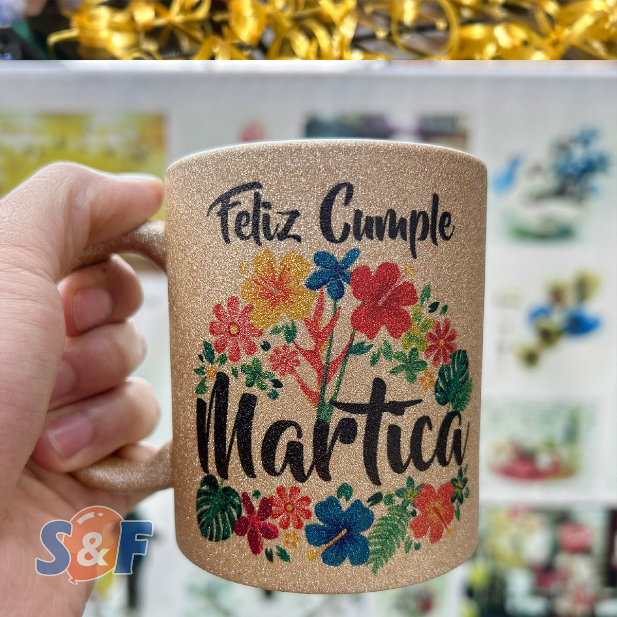 Mug escharchado dorado con texto de feliz cumpleaños personalizado